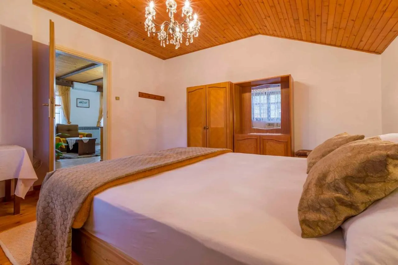 Apartment In Tribalj 33528