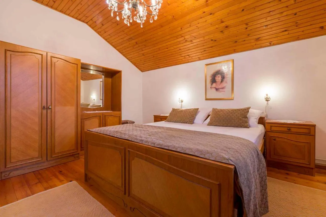 Apartment In Tribalj 33528