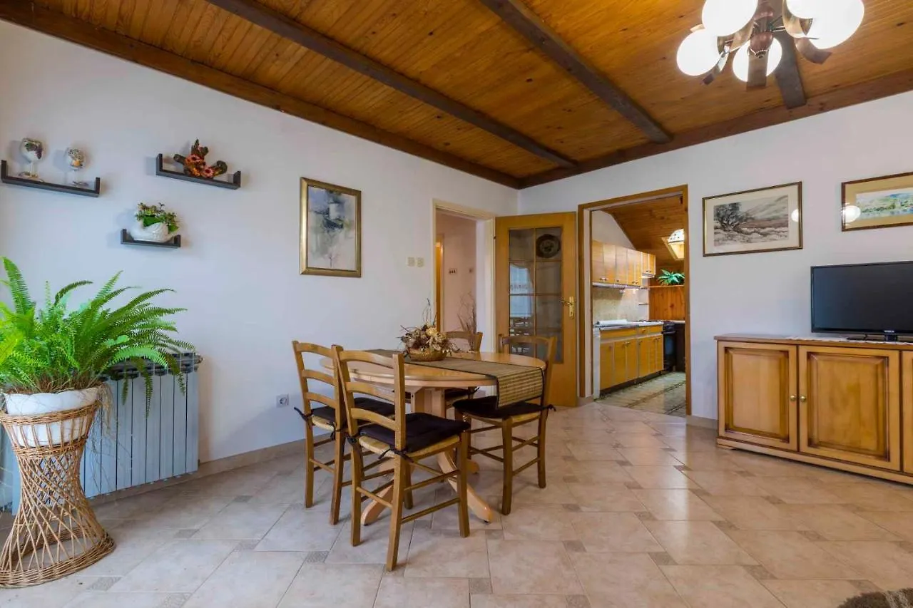 Apartment In Tribalj 33528
